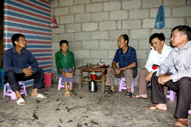 Các thành viên Tổ Dân vận thôn Khai Hoang Bản Vàng, xã Hữu Vinh động viên, vận động gia đình Bà Mua Thị Mỷ phát triển kinh tế.