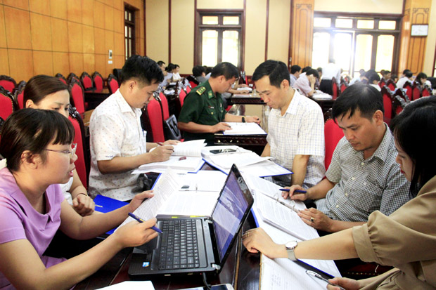 Các thành viên thảo luận tại nhóm, đề xuất giải pháp triển khai chương trình hành động tái cơ cấu kinh tế của tỉnh.