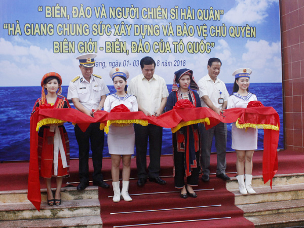 Trưởng ban Tuyên giáo Tỉnh ủy Sèn Chỉn Ly cùng các đại biểu cắt băng khai trương trưng bày chuyên đề “Biển, đảo và người chiến sỹ Hải quân” - “Hà Giang chung sức xây dựng và bảo vệ chủ quyền biên giới, biển đảo của Tổ quốc”