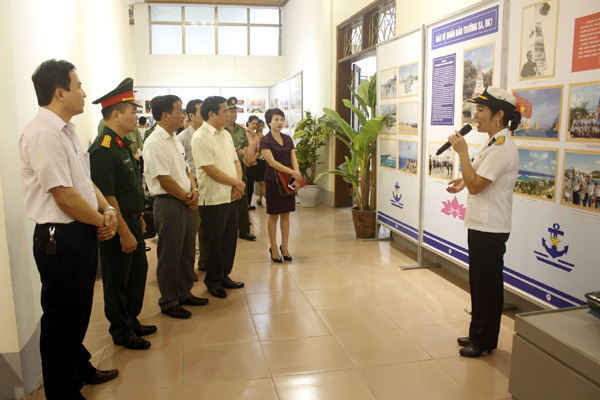 Trưởng ban Tuyên giáo Tỉnh ủy Sèn Chỉn Ly cùng các đại biểu tham quan trưng bày của Quân chủng Hải quân với chủ đề “Biển, đảo và người chiến sỹ Hải quân”.