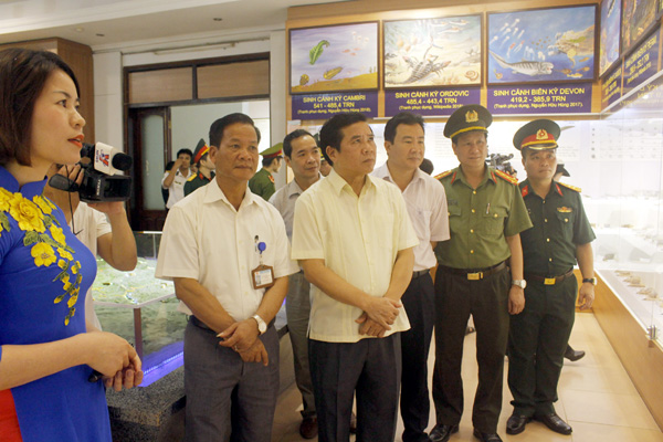 Các đại biểu tham quan Phòng trưng bày “Di sản thiên nhiên, giá trị địa chất trên Công viên địa chất toàn cầu Cao nguyên đá Đồng văn”. 