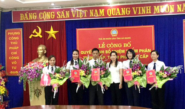 Thừa ủy quyền của Chủ tịch nước Chánh án TAND tỉnh  trao Quyết định bổ nhiệm chức danh Thẩm phán cho các đồng chí thuộc TAND 2 cấp.