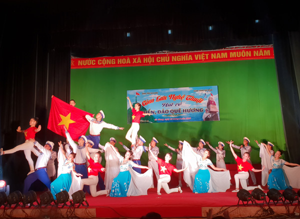 Một tiết mục văn nghệ do Đoàn Văn công Quân chủng Hải Quân và Đoàn nghệ thuật tỉnh Hà Giang biểu diễn