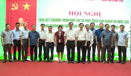 Phó chủ tịch TT UBND Nguyễn Minh Tiến cùng đoàn công tác của tỉnh chụp ảnh lưu niệm với lãnh đạo trường Đại học Nông lâm Thái nguyên