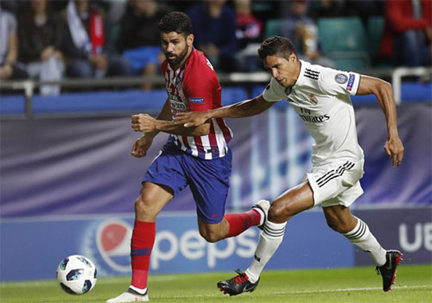 Varane không thể cản pha đi bóng và dứt điểm tinh quái của Costa. 