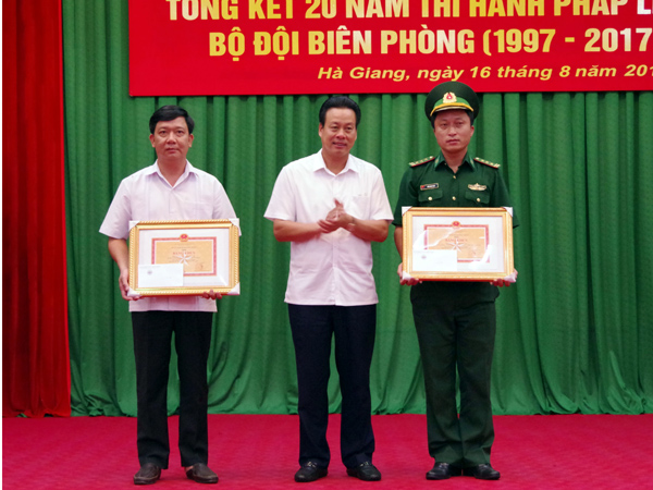 Chủ tịch UBND tỉnh Nguyễn Văn Sơn trao Bằng khen của Bộ Tư lệnh BĐBP cho các cá nhân có thành tích xuất sắc.
