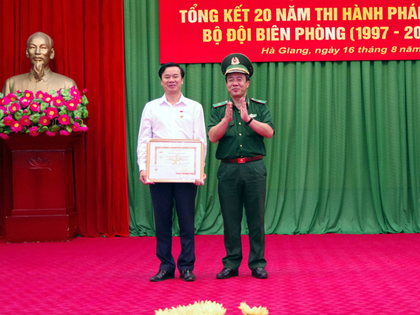 Thiếu tướng Lê Đức Thái, Phó Tư lệnh BĐBP Việt Nam trao Kỷ niệm Chương vì chủ quyền an ninh biên giới cho cá nhân có thành tích. 