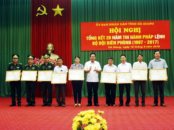 Chủ tịch UBND tỉnh Nguyễn Văn Sơn tặng Bằng khen của UBND tỉnh cho các tập thể có thành tích xuất sắc trong thực hiện Pháp lệnh BĐBP giai đoạn 1997 – 2017. 