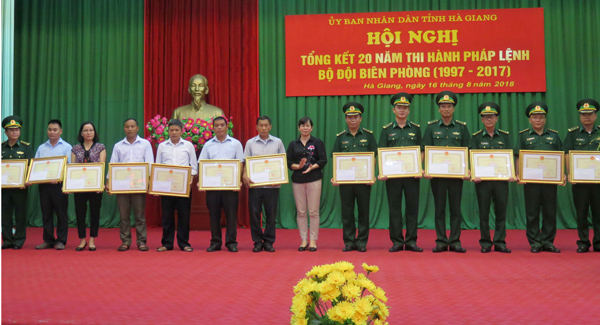 Đồng chí Chúng Thị Chiên, Ủy viên BTV Tỉnh ủy, Phó Chủ tịch Thường trực HĐND tỉnh tặng Bằng khen của Chủ tịch UBND tỉnh cho các cá nhân có thành tích trong thực hiện Pháp lệnh BĐBP giai đoạn 1997 – 2017.
