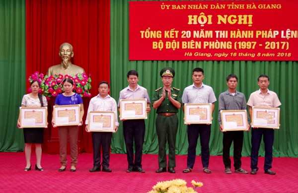 Lãnh đạo Bộ Chỉ huy BĐBP tỉnh tặng Giấy khen cho các tập thể có thành tích xuất sắc trong thực hiện Pháp lệnh BĐBP giai đoạn 1997 – 2017. 