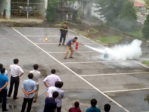 Cán bộ, CCVC Sở Giao thông – Vận tải thực hành sử dụng bình chữa cháy để dập tắt đám cháy