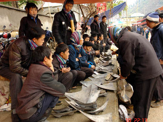 Chợ phiên Mèo Vạc đã tạo điều kiện thuận lợi cho người dân giao thương, phát triển kinh tế. (trong ảnh: Bà con nông dân trong huyện trao đổi và mua sắm nông cụ)