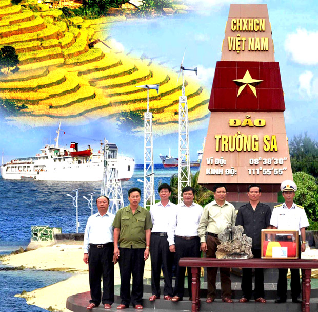 Cùng cả nước xây Trường Sa vững mạnh. Trong ảnh: Lễ trao đá (biểu tượng Cao nguyên đá Đồng Văn - Hà Giang) cho cán bộ, chiến sỹ Trường Sa, tháng 5.2012.                                                                               Ảnh: TƯ LIỆU