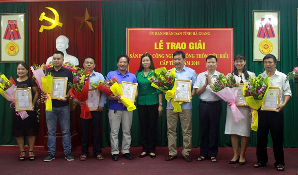 Đồng chí Hà Thị Minh Hạnh, Phó Chủ tịch UBND trao Giấy chứng nhận sản phẩm tiêu biểu cấp tỉnh cho các đơn vị.