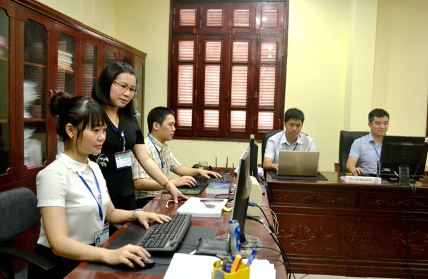 Cán bộ Văn phòng UBND tỉnh thực hiện công tác nghiên cứu, tham mưu. 					Ảnh: THU PHƯƠNG
