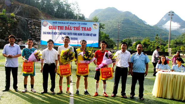 Lãnh đạo các Sở, ngành trao Cờ lưu niệm cho các đội tham gia thi đấu.