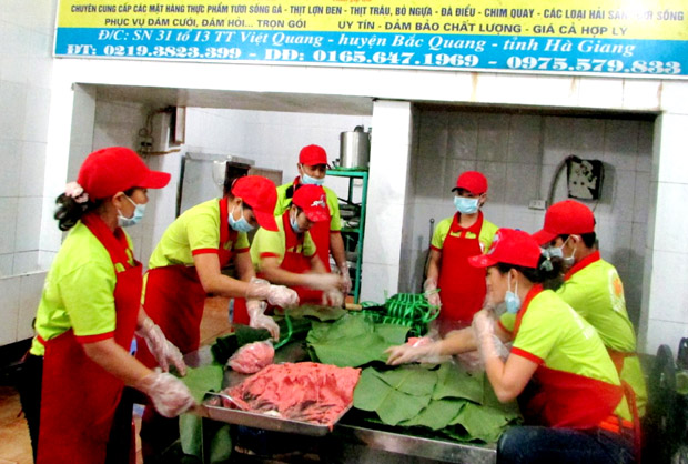 Người lao động Hợp tác xã Hải Khang (Bắc Quang) - một trong những đơn vị được công nhận sản phẩm công nghiệp nông thôn tiêu biểu năm 2018, đóng gói sản phẩm, chuẩn bị đưa ra thị trường.