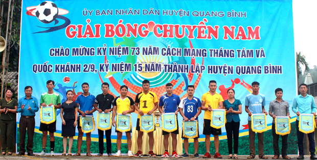 Ban Tổ chức trao Cờ lưu niệm cho các đội tham dự giải.