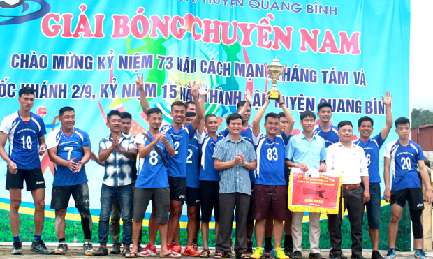 Đồng chí Triệu Tài Phong, Bí thư Huyện ủy Quang Bình trao Cúp và phần thưởng giải Nhất cho đội bóng chuyền nam thị trấn Yên Bình.
