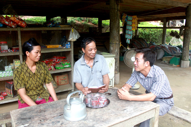 Trưởng thôn Hoàng Văn Nguyên (giữa) thường xuyên đến trò chuyện, nắm bắt tình hình của các hộ dân thôn Xuân Phú.