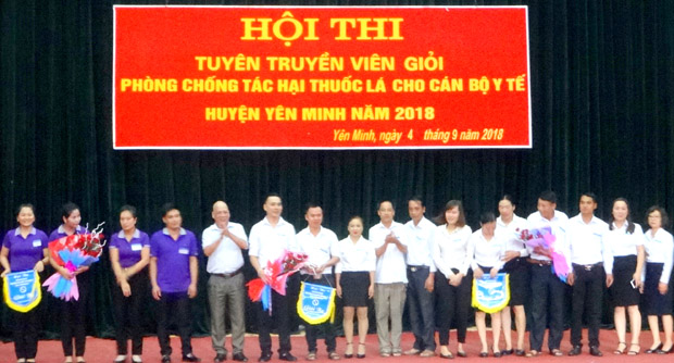 Ban tổ chức trao giải Nhất và giải Nhì cho các đội chơi.