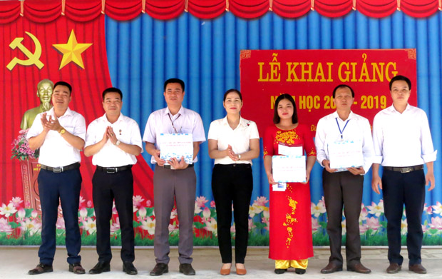 Lãnh đạo Văn phòng HĐND tỉnh cùng các cơ quan đỡ đầu tặng quà các trường xã Đường Thượng(Yên Minh) nhân ngày Khai giảng.