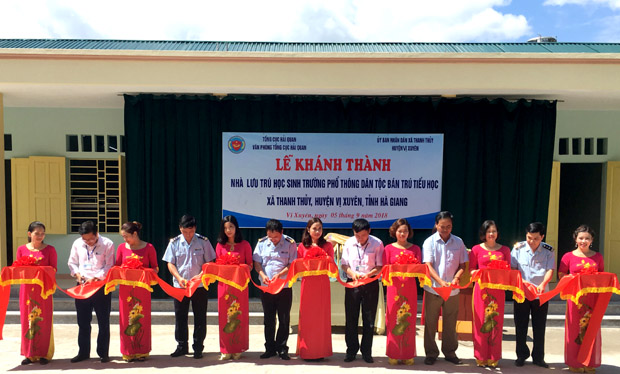 Các đại biểu cắt băng khánh thành nhà lưu trú học sinh trường PTDT Bán trú Tiểu học Thanh Thủy (Vị Xuyên).