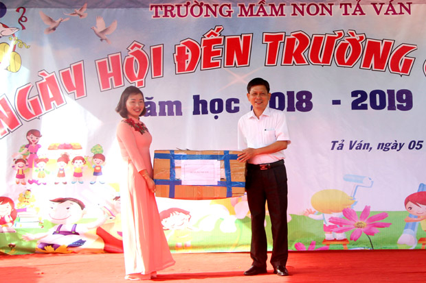 Phó Giám đốc Sở Y tế trao quà cho trường Mầm non, xã Tả Ván (Quản Bạ) nhân dịp Khai giảng Năm học mới 2018 - 2019.