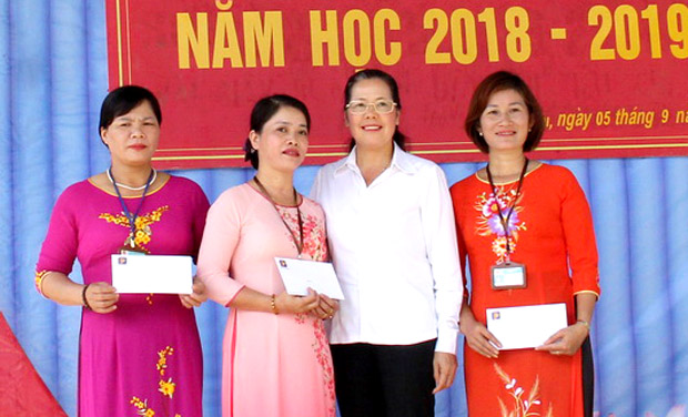 Chủ tịch Petrolimex Hà Giang Trần Thị Thu Hương tặng quà cho trường Lao Và Chải, xã Lao Và Chải (Yên Minh)