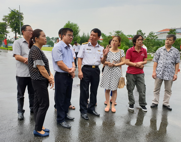 Đại tá Đoàn Văn Mạnh, Chính ủy Lữ đoàn Đặc công Hải quân 126, gới thiệu truyền thống của đơn vị với Đoàn công tác của Báo Hà Giang