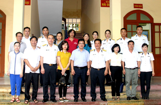 Đoàn công tác của Báo Hà Giang chụp ảnh với cán bộ, phóng viên Báo Hải quân.                         Ảnh: Đức Tuấn (Phóng viên Báo Hải quân)
