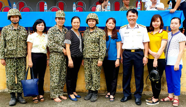 Nữ cán bộ, phóng viên Báo Hà Giang với cán bộ, quân nhân Lữ đoàn 126.                   Ảnh: P.V