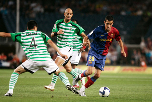 Busquets (áo sẫm) trong trận đấu ra mắt Barca vào năm 2008