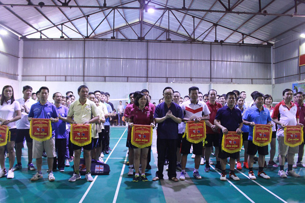 Phó Bí thư Thường trực Tỉnh ủy Thào Hồng Sơn tặng Cờ lưu niệm cho các đội tham gia giải 