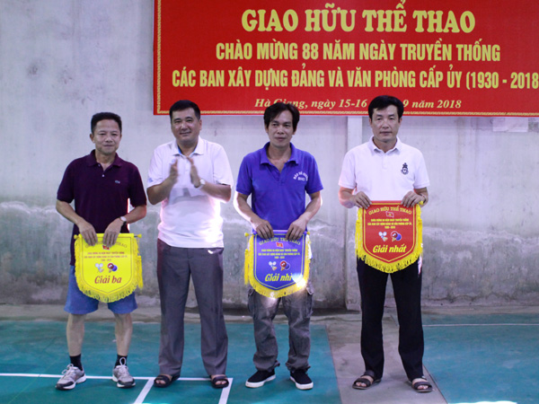 Chành Văn phòng Tỉnh ủy Hầu Minh Lợi trao giải Nhất, Nhì, Ba môn bóng bàn nội dung đơn nam