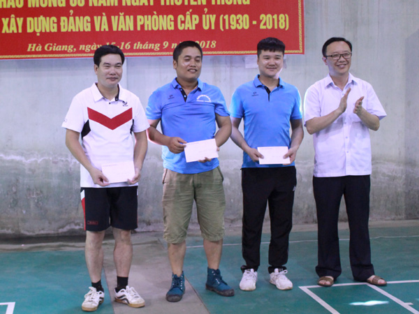 Phó Bí thư Thường trực Tỉnh ủy Thào Hồng Sơn trao giải Nhất, Nhì, Ba cho các VĐV thiddaaus ở môn kéo co