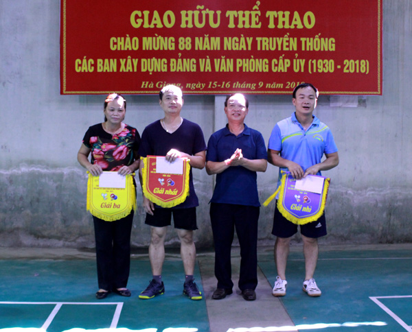 Phó Bí thư Đảng bộ Khối các cơ quan tỉnh trao giải Nhất, Nhì, Ba cầu lông nội dung đôi nam trên 46 tuổi.