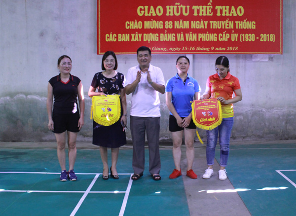 Chánh Văn phòng Tỉnh ủy Hầu Minh Lợi trao giải Nhất, Nhì, Ba môn cầu lông nội dung đôi nữ