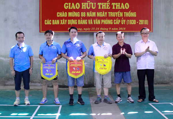Phó Bí thư Thường trực Tỉnh ủy Thào Hồng Sơn trao giải Nhất, Nhì, Ba bóng ban nội dung đôi nam 