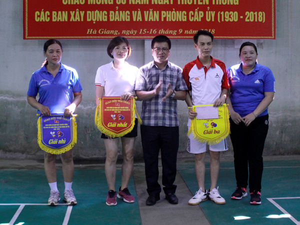 Tổng Biên tập Báo Hà Giang Nguyễn Trung Thu trao gải Nhất, Nhì, Ba môn bóng bàn nội dung đôi nam nữ