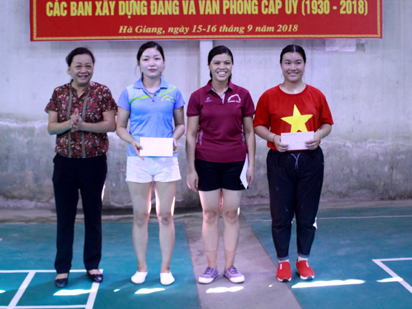 Phó ban Dân vận Tỉnh ủy trao giải Nhất, Nhì, Ba nhảy bao bố nội dung nữ