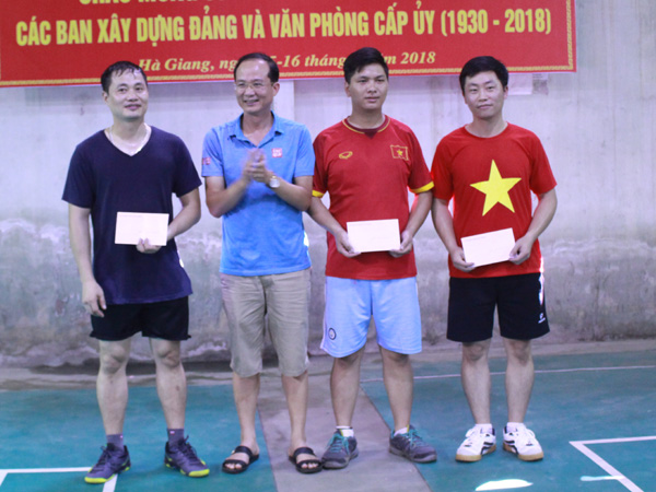 Phó Giáo đốc Trường Chính trị tỉnh trao giải Nhất, Nhì, Ba nhảy bao bố nội dung nam