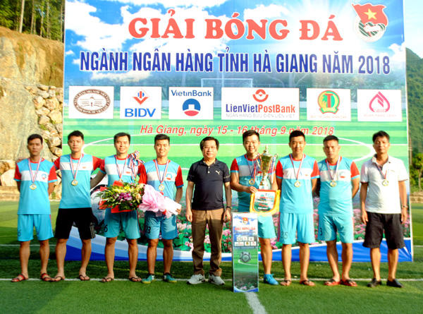 Giám đốc Ngân hàng Nhà nước Nguyễn Xuân Thịnh trao giải Nhất cho đội bóng Ngân hàng TMCP Công thương. 