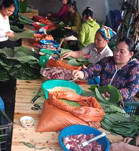 Thành viên HTX đang tham gia gói bánh.