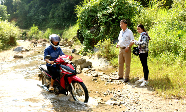 Do chưa có đập tràn qua suối nên việc đi lại của người dân từ thôn Bản Lè đến thôn Khai Hoang thường xuyên bị ảnh hưởng do nước dâng cao.