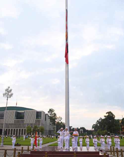 Cờ rủ trên quảng trường Ba Đình.