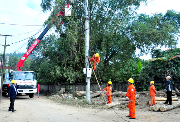 Điện lực Vị Xuyên với Chương trình Thắp sáng đường quê.