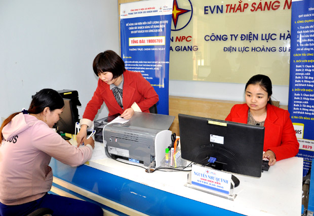 Nhân viên chăm sóc khách hàng Điện lực Hoàng Su Phì hướng dẫn người dân làm thủ tục tiếp cận điện năng.