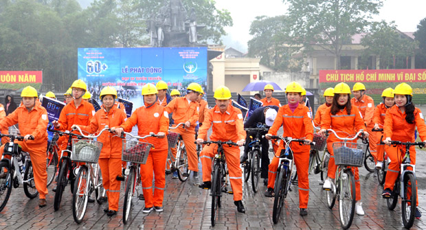 Nhân viên Công ty Điện lực Hà Giang đạp xe hưởng ứng Giờ trái đất.