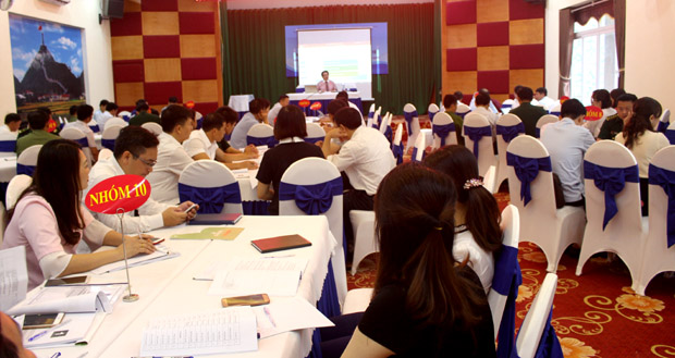 Các học viên trao đổi tại khóa bồi dưỡng.